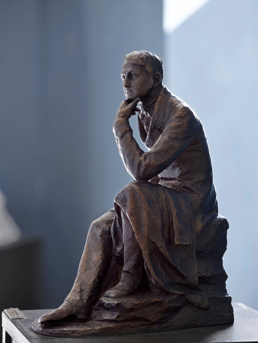 Forfattar og riksarkivar. Støypt etter ASM 166 i gips. Gipsstatuetten er laga same år som Svor for til Paris og kanskje i samband med 50-årsmarkeringa for forfattaren sin død. Svor stilte ut ein gips av forfattaren på Høstutstillingen i 1898, det er uvisst om det var ASM 166.
