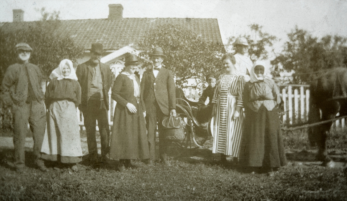 Gruppe mennsker utenfor Engesletten (g.nr.195/3) i Løten.
Fra venstre: Ole Christoffersen (f: 1849), og kona Syrine Eriksdatter Christoffersen (f: 1846) Brukere på Engesletten i perioden 1872 til 1923. nr 3 er ukjent, Erik Eriksen (f: 1886) og kona Martha Eriksen (f: 1886 på Fåberg), sittende nede i vogna bak, deres sønn Kjell Eriksen (f: 1914), Eline Nordsveen (f:1887) Sittende oppe på vogna (kuskens plass) mannen alfred Nordsveen (f: 1800) Nordsveen var brukere på Engesletten fra 1923 til 1960. Damen ytterst til høyre er ukjent, men ei som var mye på Engesletten.