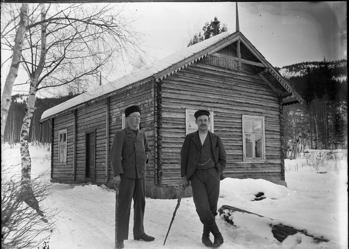 Fotosamling etter Kjetil Skomdal (1881-1971). Fotografen virket i perioden 1910 til 1960 og hadde eget mørkerom hvor han også tok imot film fra andre fotografer. I perioden var han også postbud i Fyresdal. Portrett av to menn.