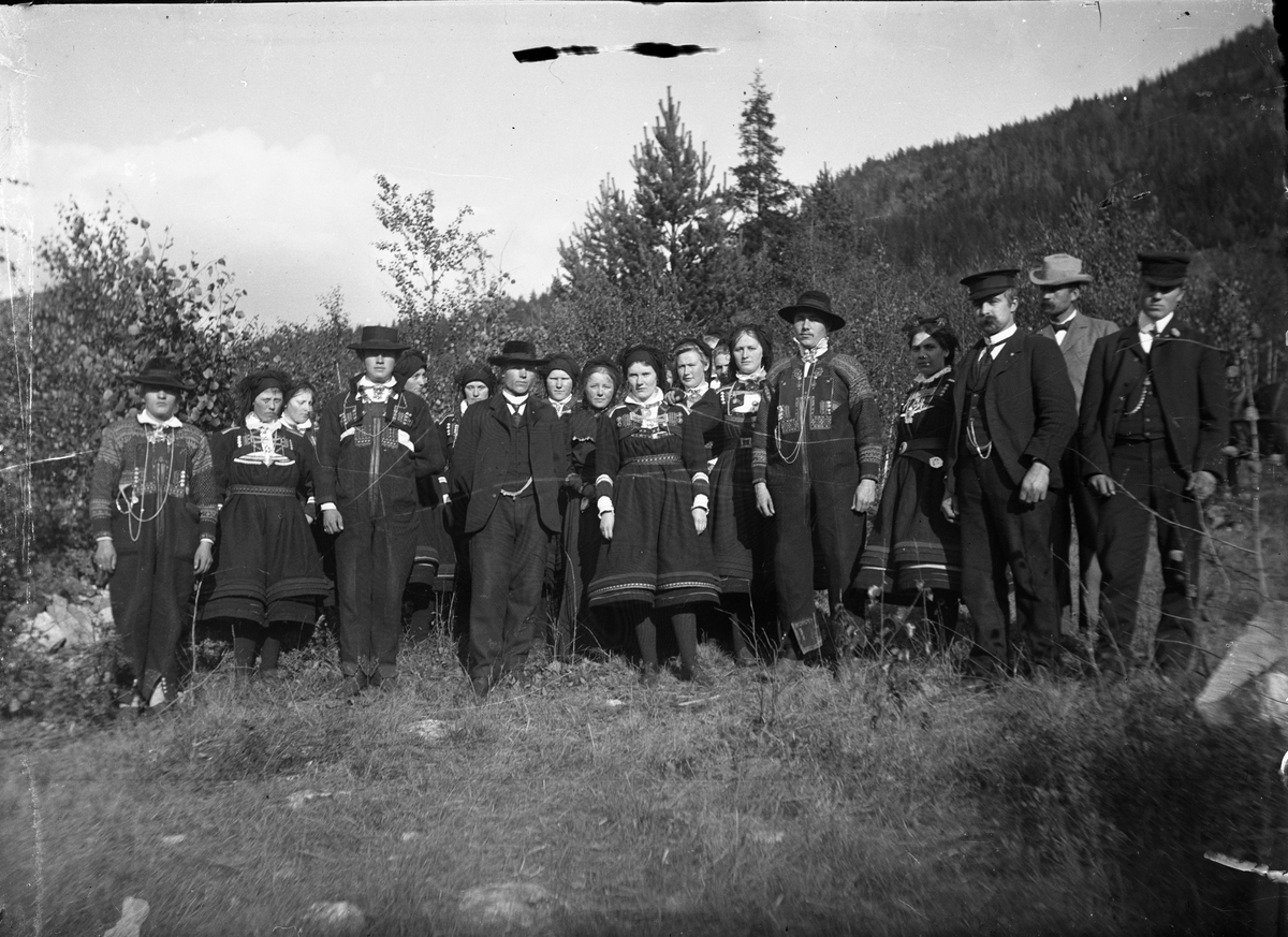 Fotosamling etter Kjetil Skomdal (1881-1971). Fotografen virket i perioden 1910 til 1960 og hadde eget mørkerom hvor han også tok imot film fra andre fotografer. I perioden var han også postbud i Fyresdal. Gruppeportrett av folk fra Setesdal.