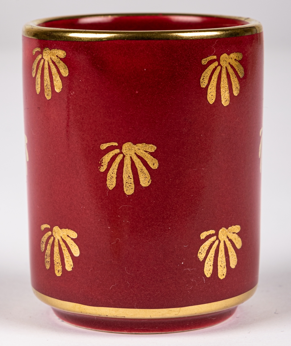 Cigarettbägare i flintgods, modell C, dekor Rubin med handmålad gulddekor i form av små bladknippen.