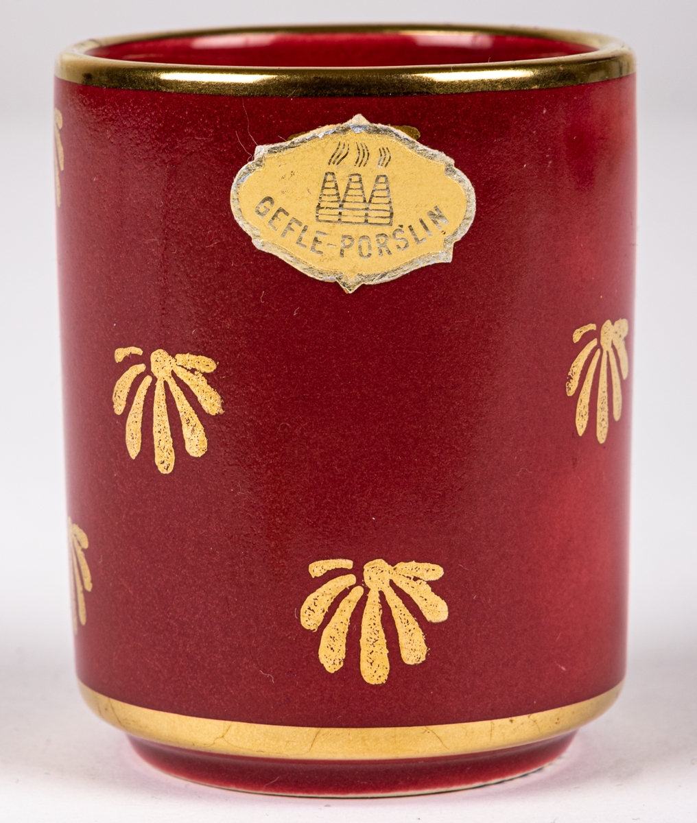 Cigarettbägare i flintgods, modell C, dekor Rubin med handmålad gulddekor i form av små bladknippen.