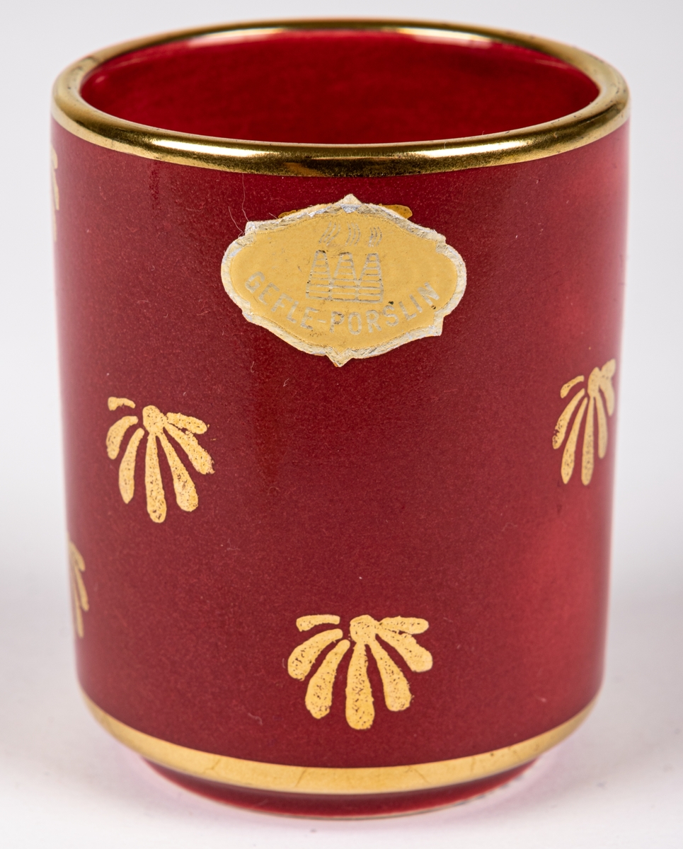 Cigarettbägare i flintgods, modell C, dekor Rubin med handmålad gulddekor i form av små bladknippen.