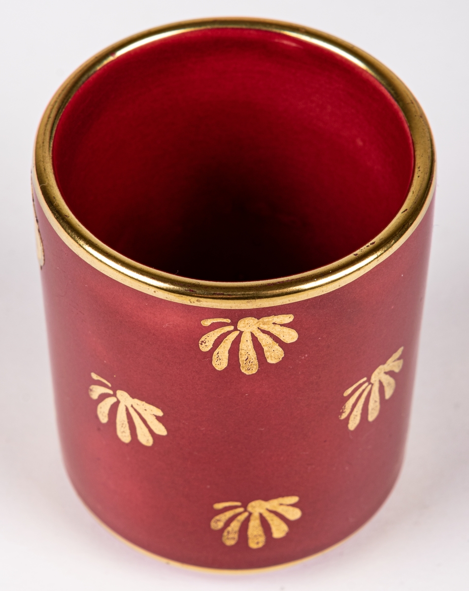 Cigarettbägare i flintgods, modell C, dekor Rubin med handmålad gulddekor i form av små bladknippen.