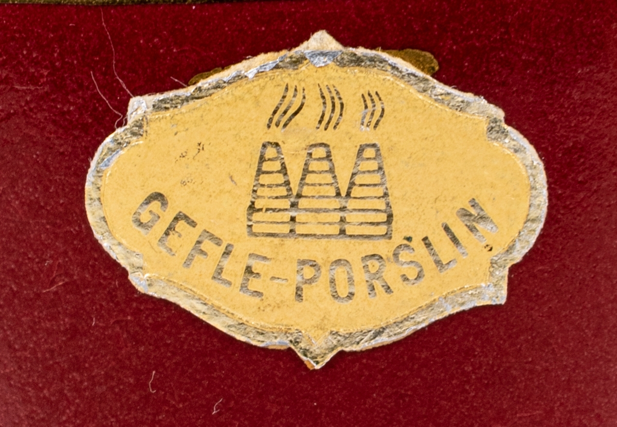 Cigarettbägare i flintgods, modell C, dekor Rubin med handmålad gulddekor i form av små bladknippen.