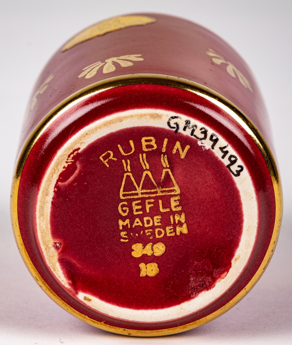 Cigarettbägare i flintgods, modell C, dekor Rubin med handmålad gulddekor i form av små bladknippen.