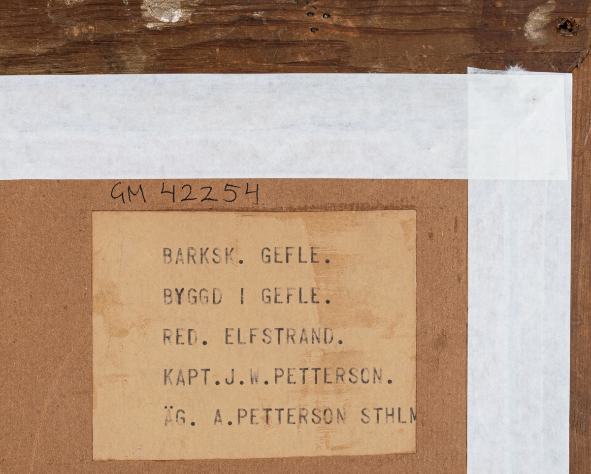 Målning av konstnären Moutte, utförd år 1855 föreställande barkskeppet Gefle från Gefle för av Capt.n. S. W. Pettersson 1855. Fartyget bär Elfstrands flagg.
