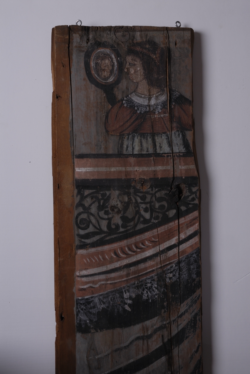 Dekorert panelbord fra Husebyloftet på Huseby gård i Stange. Dekorert med framstilling av 3 ulike sanser på øvre del av panelbordene. Under disse draperier. Malt i limfargeteknikk.