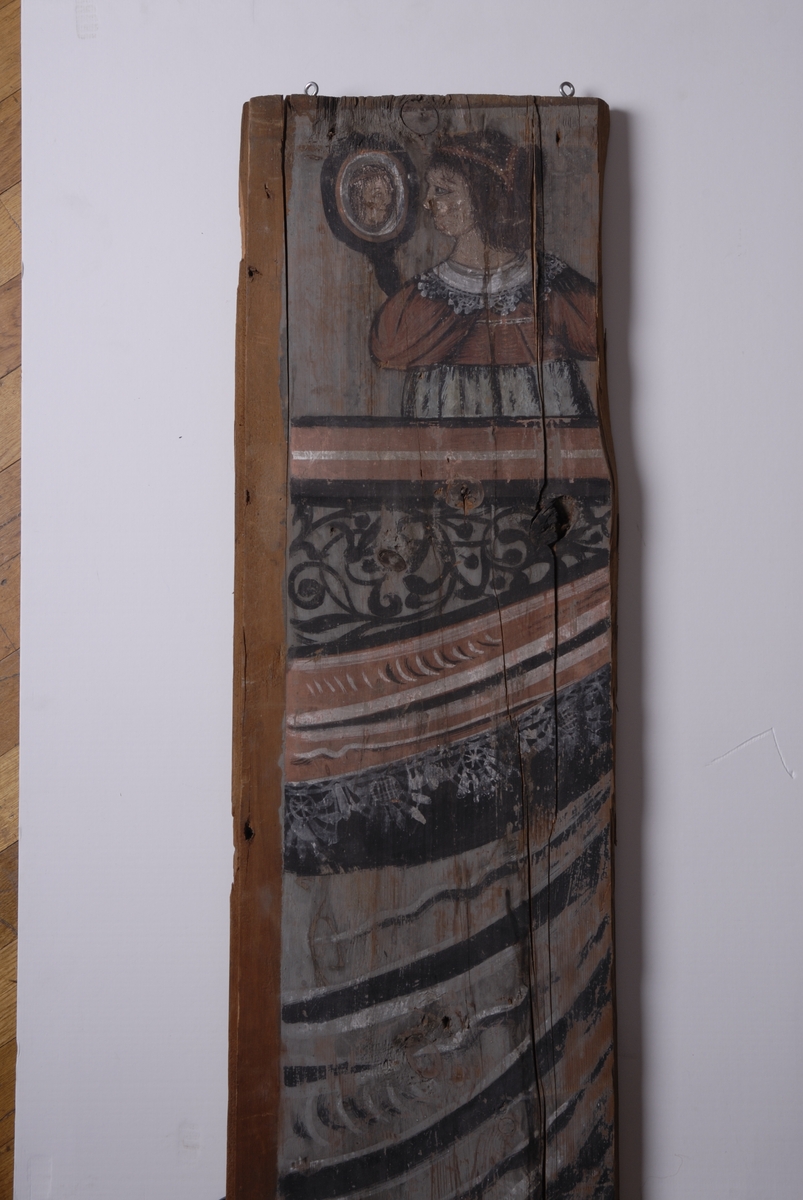 Dekorert panelbord fra Husebyloftet på Huseby gård i Stange. Dekorert med framstilling av 3 ulike sanser på øvre del av panelbordene. Under disse draperier. Malt i limfargeteknikk.