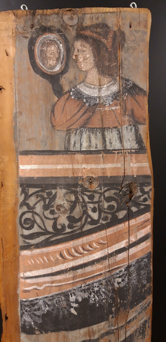 Dekorert panelbord fra Husebyloftet på Huseby gård i Stange. Dekorert med framstilling av 3 ulike sanser på øvre del av panelbordene. Under disse draperier. Malt i limfargeteknikk.