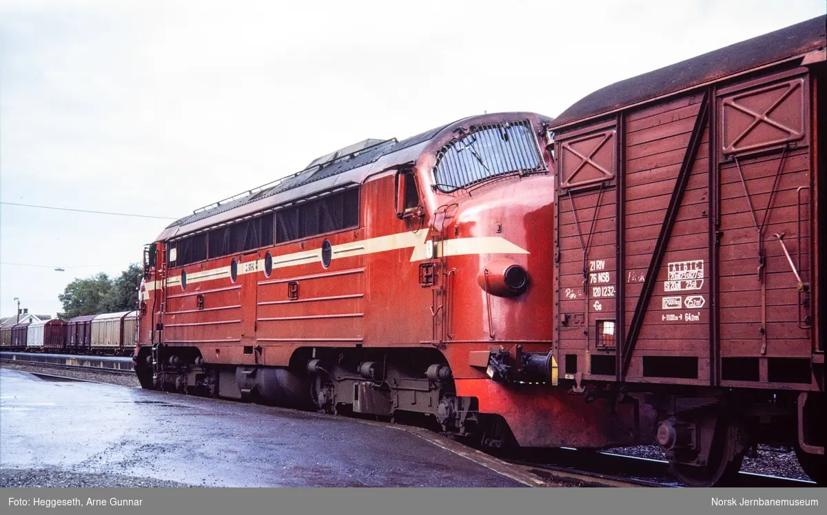 Diesellokomotiv Di 3 606 med godstog på Hell stasjon