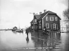 Översvämningen vid Kvismaren i slutet av april.
Kvismare järnvägsstation, tvåvånings stationsbyggnad med frontespis och brutet tak. Tre personer på en dressin. En stationskarl.