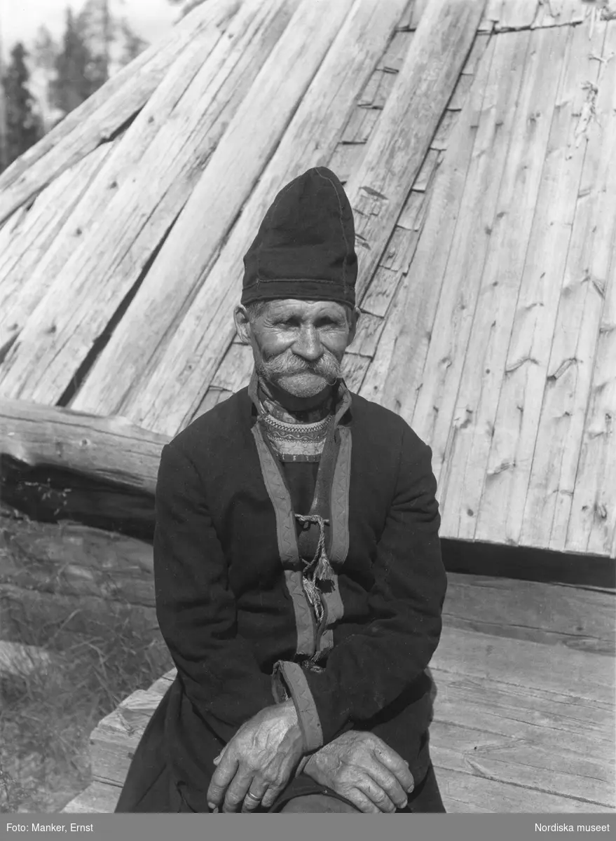 Lars Sjulsson, skogssame, gift med Anna Sara Sjulsson utanför kåta. Paret äger både gård och renhjord i Setsele, Malå.