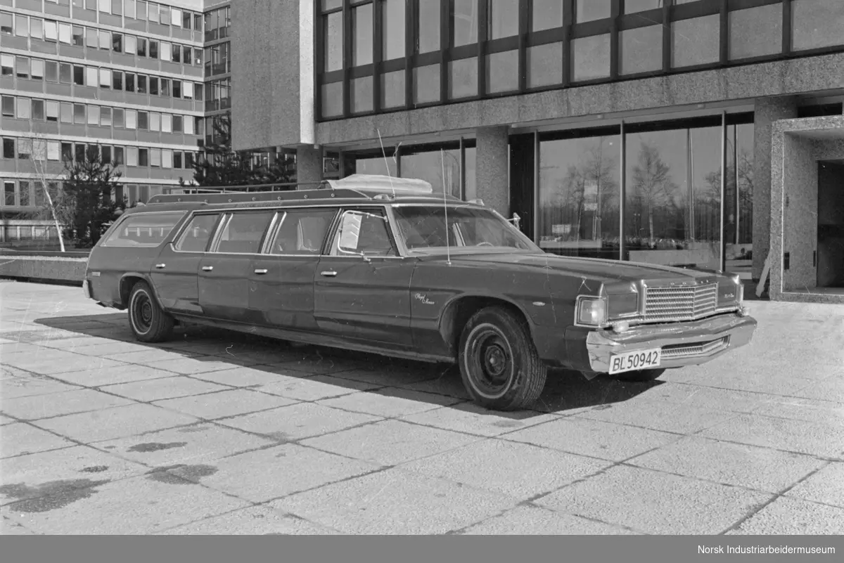 ED - Besøk fra Jugoslavia stående foran bil av typen Dodge Royal Monaco 1977 modell, 8 dørs med 12 seter, fra Bislet Bilutleie.