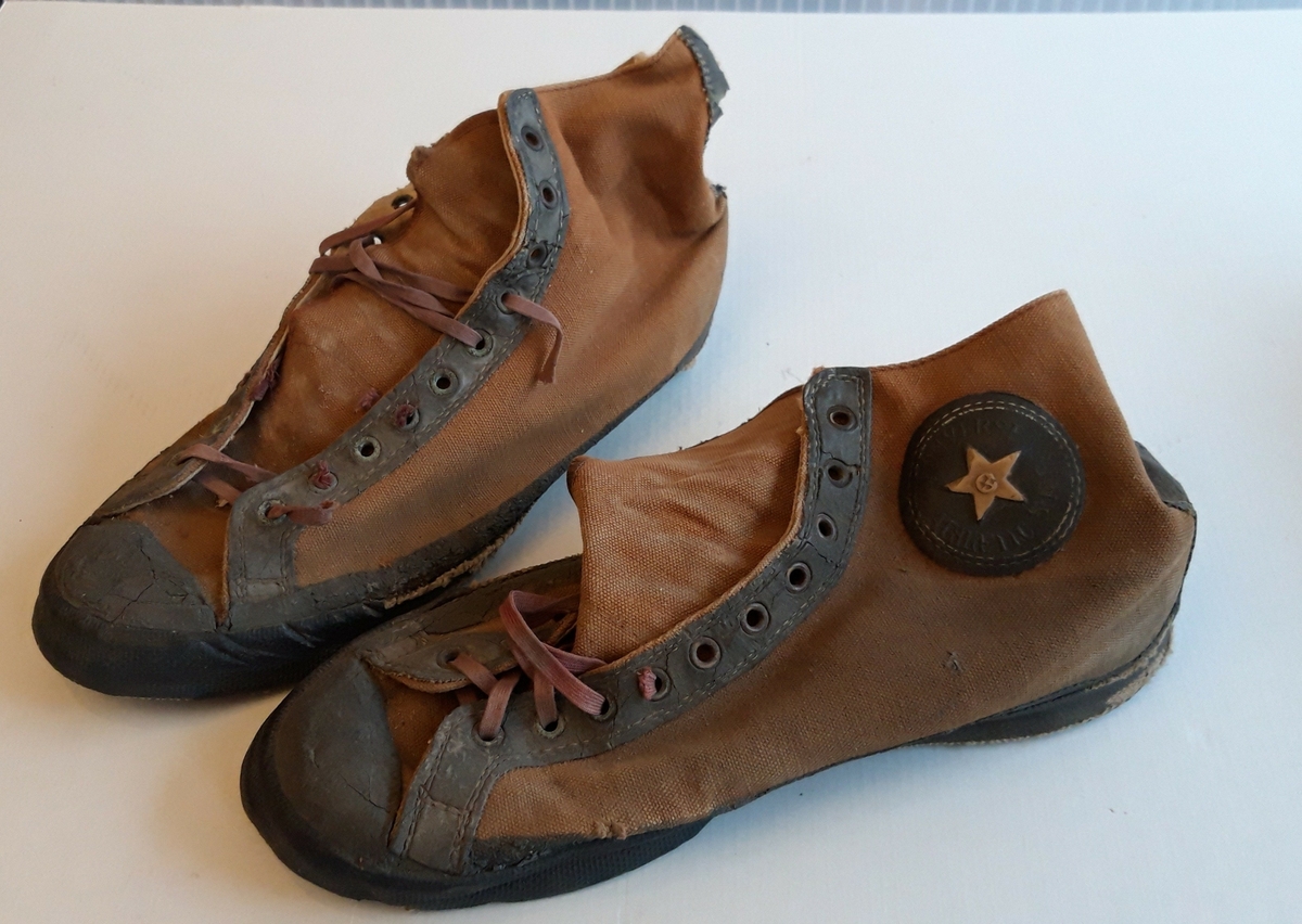 Tøysko fra Converse. Kraftig lerret med gummisåler. Venstresko.