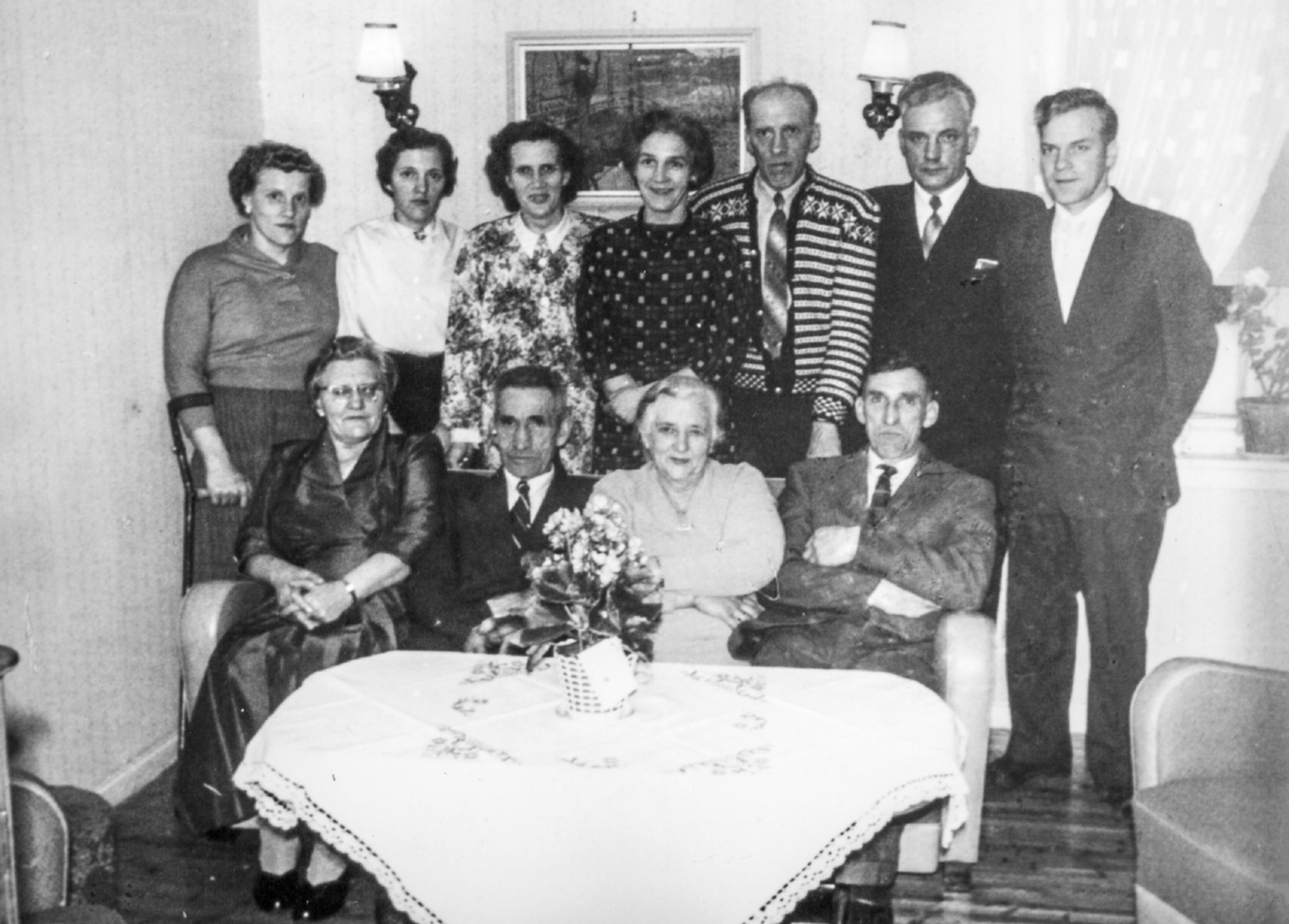 Familiegruppe, familiebilde av familien Jensen/Løvås. Gruppe 11.
Bak fra venstre: Ågot (f: 11.09.1923), Gerd (f: 28.05.1926), Astrid (f: 12.01.1928), Jenny (f: 14.09.1921), Sverre (f: 23.12.1919), Gunnar (f: 23.07.1916), Hjalmar (f: 27.04.1918).
Sittende foran fra venstre: Marie (f: 14.10.1913), Johannes (f: 07.12.1894), Gunda (f: 05.12.1891) og Jens (f: 10.09.1914).
