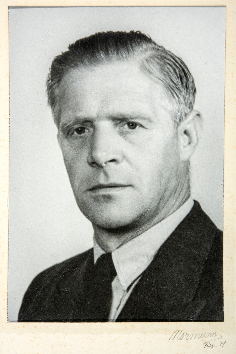 Portrett av Oskar Holt ( f: 20.07.1903 - d: 10.07.1974) fra Holt i Ottestad, Stange. Oskar jobbet som bryggeriarbeider i Oslo.
