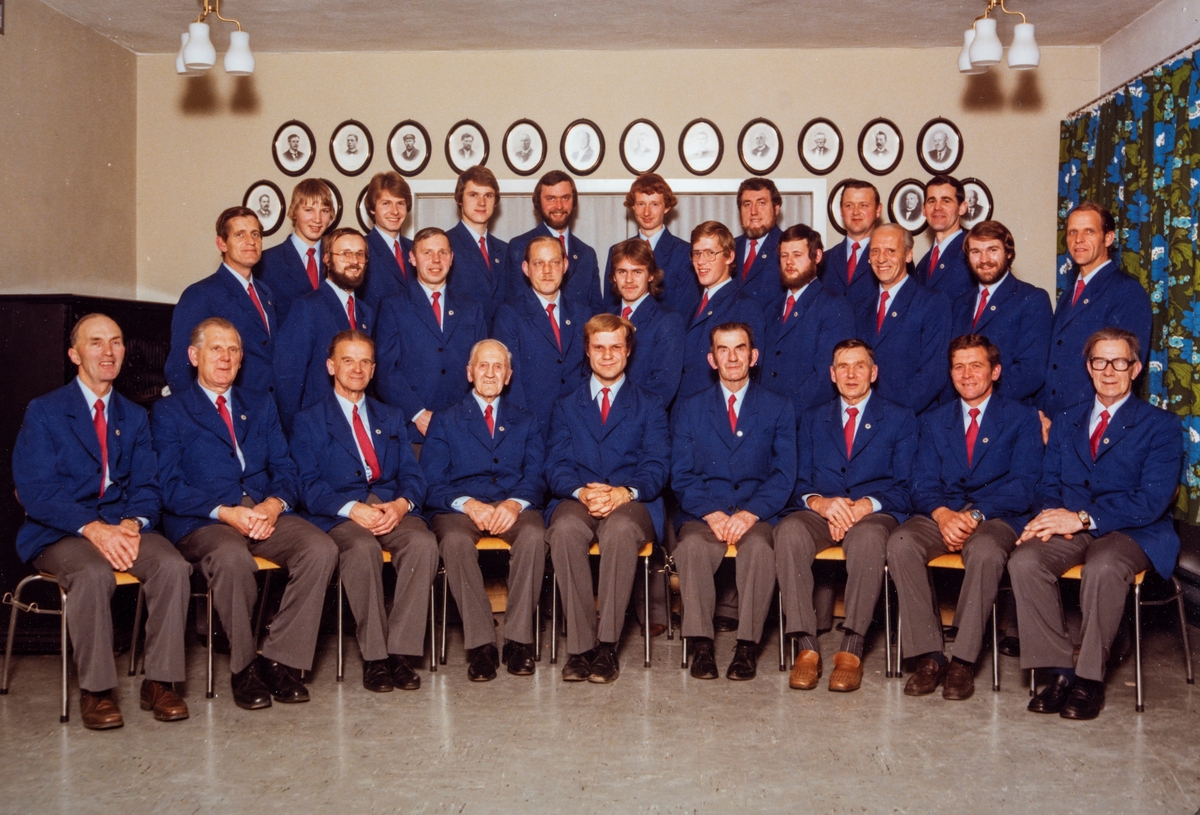 Tangen Mannskor 1979. Gruppe 27 sangere. 
Rekke 1 fra venstre: Tor Gjestvang, Sverre Sterud, Jacob Fansrud, Martin Kvisselien, Knut Nylund ( dirigent), Martin Sleppen, Arne O. Lien, Asbjørn Aasen og Harald Sveen. 
Rekke 2 fra venstre: Per Åge Myhre, Bjørn Strand, Arnold Nordbakken, Sverre Bånerud, Bjørnar Sørli, Jan Åge Frøysjø, Ola Dillerud, Edgar Pedersen, Yngvar Fossheim og Gunnar Pedersen.
Rekke 3 fra venstre: Jan Myhre, Johan Haugan, Amund Oustad, Arild Olsen, John Arne Arvesen, Ivar Botheim, Arild Skjellet og Arne Godager.