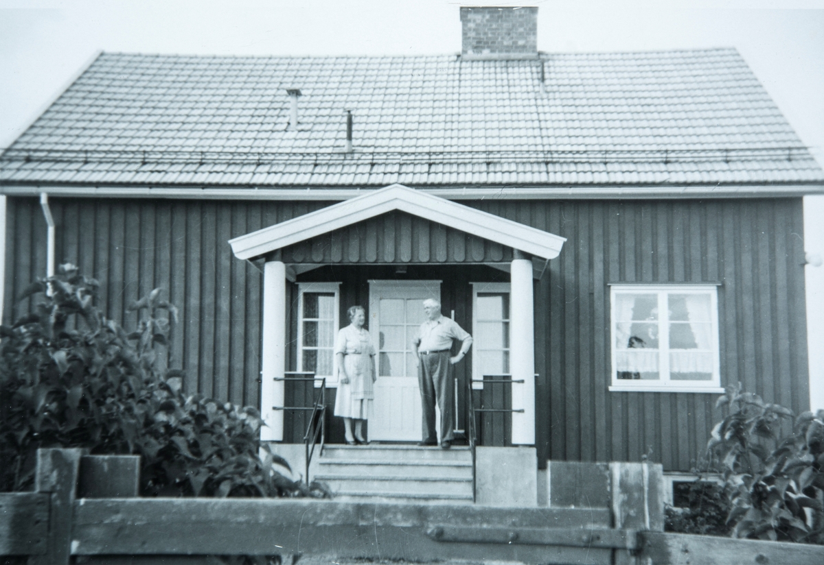 Signe og Simen Ilseng uten for huset sitt "Vibo". Signe og Simen flyttet hit etter at de hadde overlatt gården Vevla i Ottestad til sønnen Jon og hans kone Vivi.