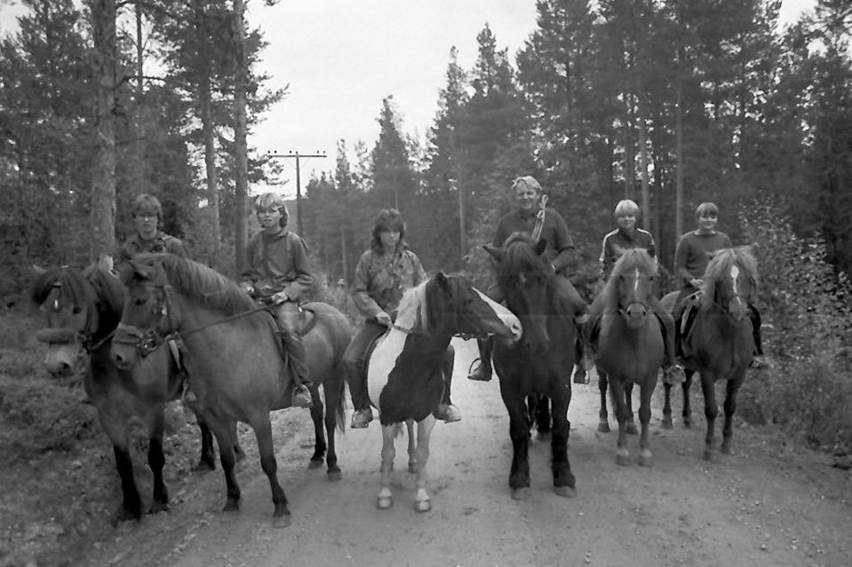 Ola Tronsmoen og flere folk på hesteryggen. 