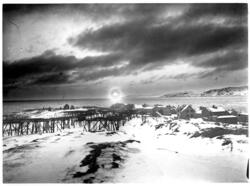 Bildet viser Østervågen i Vardø, sett mot Kirkenes. Vi ser f