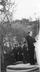 En man står i talarstol och talar, bakom honom en grupp militärer. Foto i samband med invigning av Andréemuseet i Francskska gården.