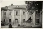 Karolinerhuset (vid fototiden stifts- och landsbibliotek) med statyn av Esaias Tegnér, ca 1940.