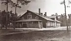 Byggnad på Kronobergshed, 1914. Vid husknuten syns några meniga i m/10.