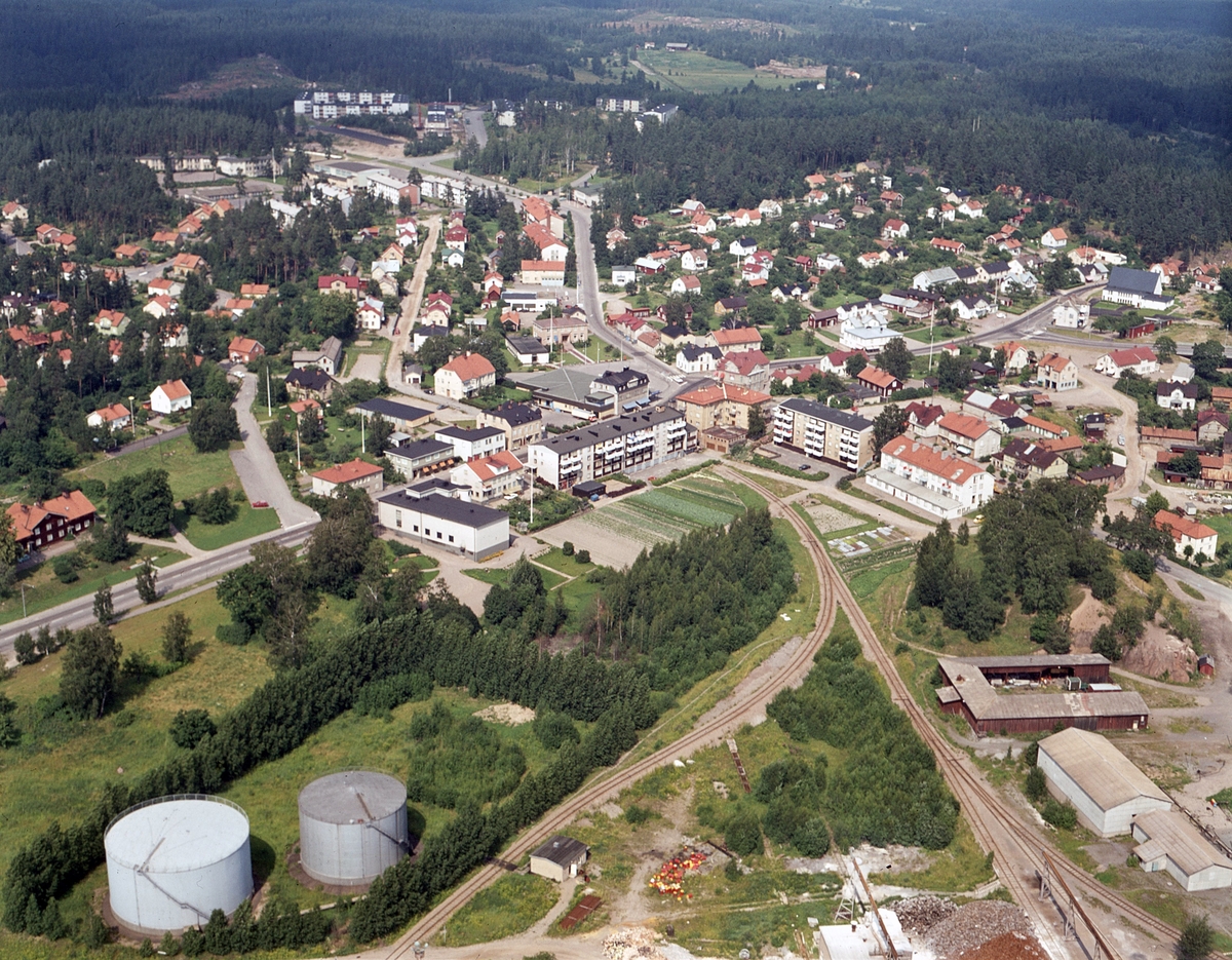 Centrala delarna av Boxholm från ovan. Året är 1972 och ännu utgör Storgatan genomfartsled. Inom det så kallade Bryggargatekvarteret samlas alltjämt den äldre bebyggelsen. Inom kort kommer de utplånas för att ge plats för nytt affärscentrum.