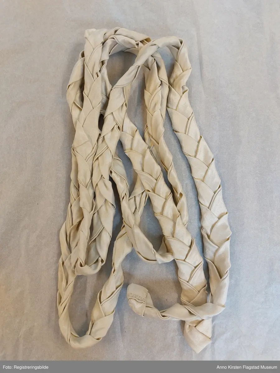 Belte, flettet i lys silke, antatt