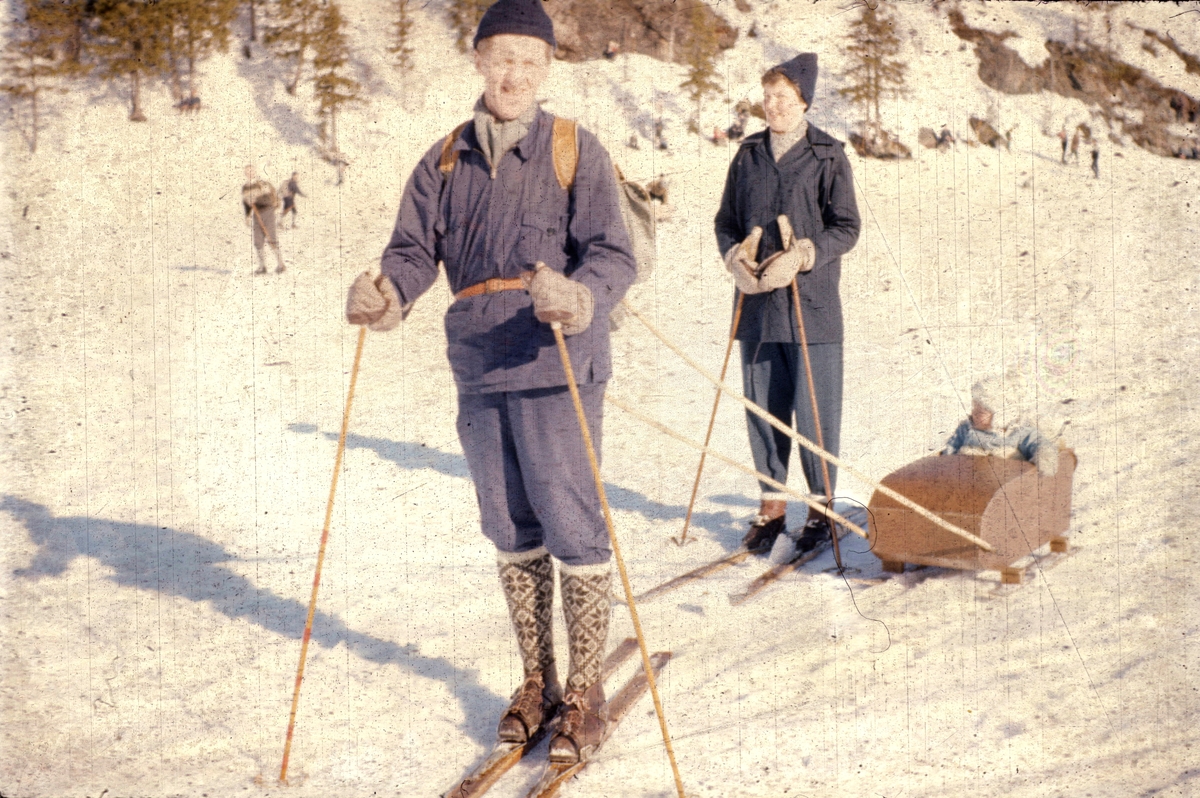 Foreldre på tur med barn i pulk