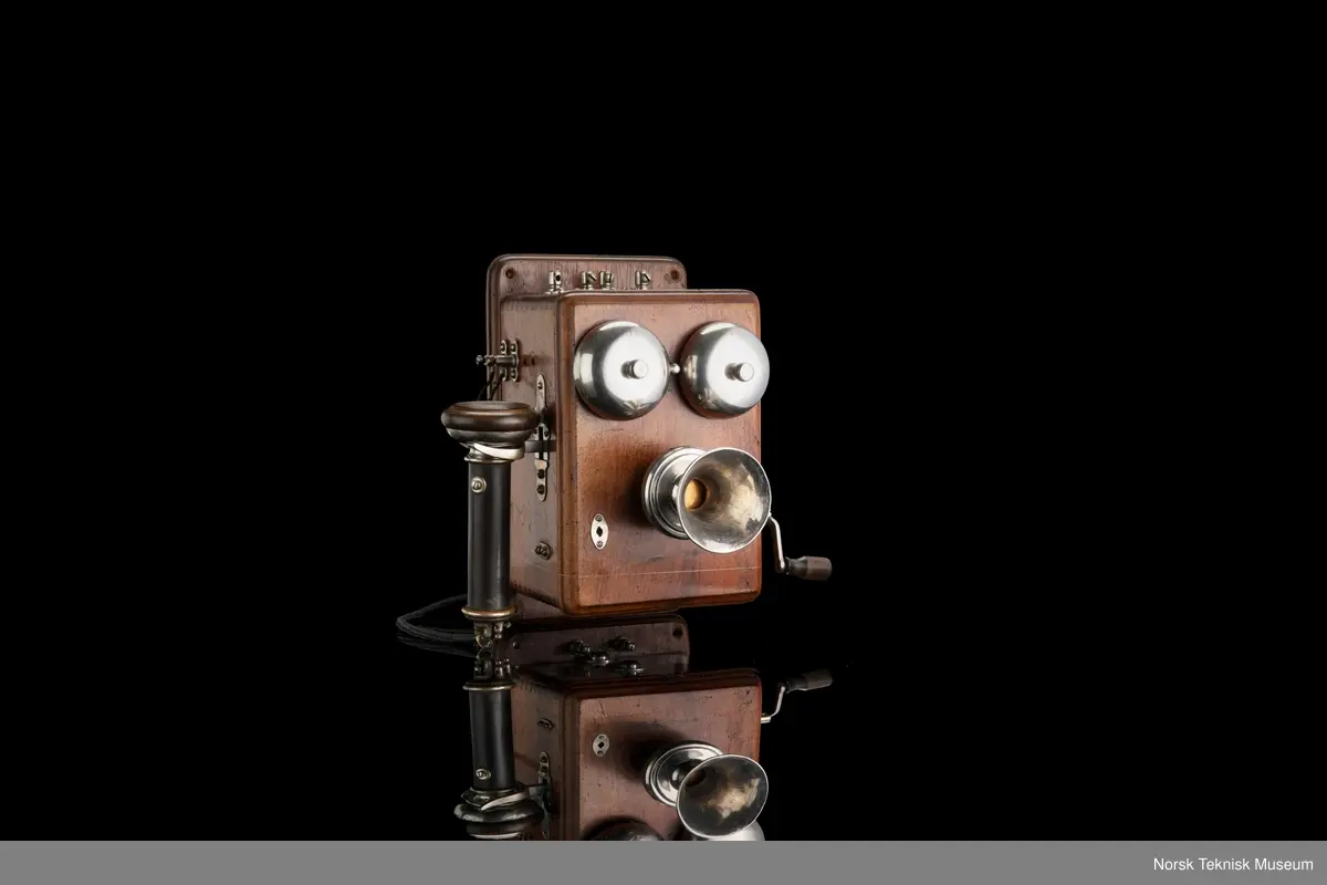 Vegghengt telefon; trekasse med metall deler.