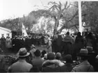 En folksamling på gården till Franckska gården där Andréemuseet invigs. En musikkår spelar.