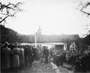 En folksamling på gården till Franckska gården där Andréemuseet invigs.