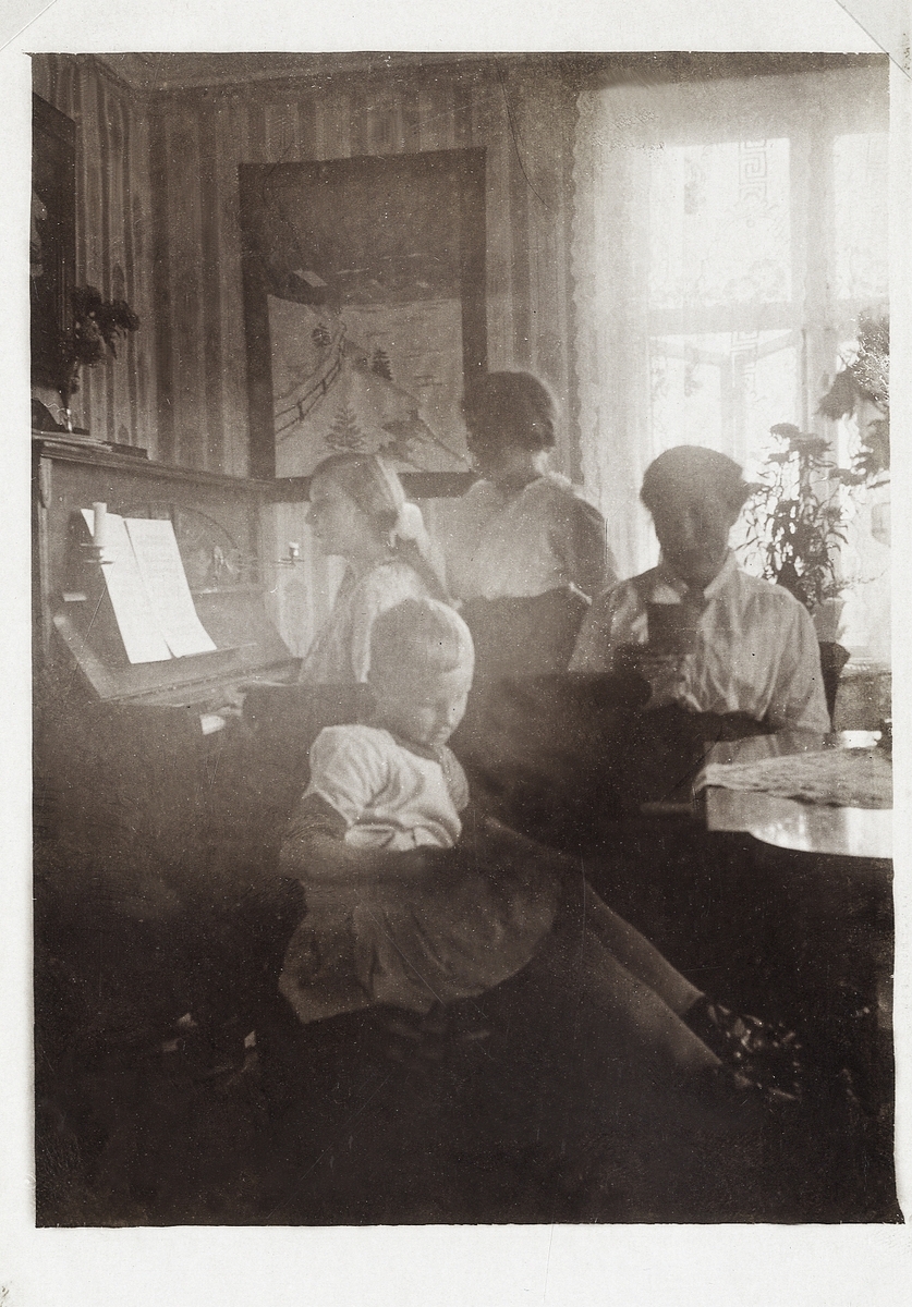 Pianospel och sång hos en familj, 1910-tal.