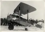 Ett flygplan har landat på Växjösjöns is, vintern 1919-1920.