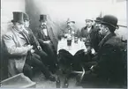 Män som sitter och dricker öl på okänd uteservering i Västerås, c:a 1900.