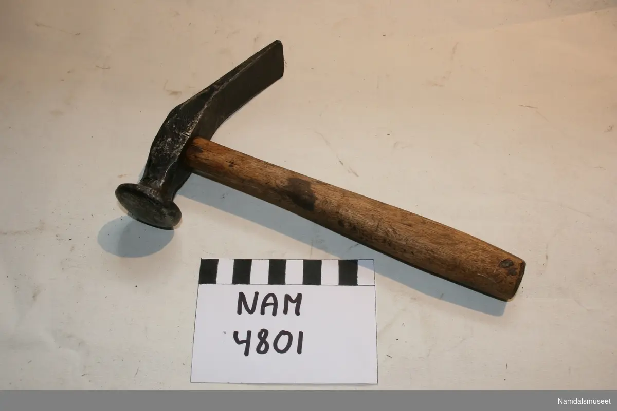 Den spesielle skomakerhammeren med den skråstilte, brede pennen var den valigst brukte.  Med hammeren hamret, plugget, stiftet og banket man til sømmer.
