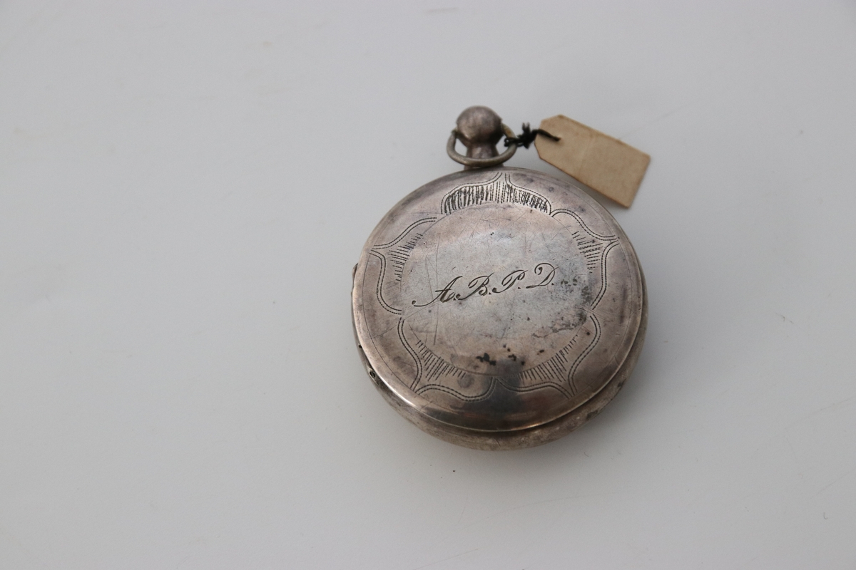 Svampdosa av silver, inuti förgylld, utan filigranslock över svampen. Båda sidorna med linjemönster.