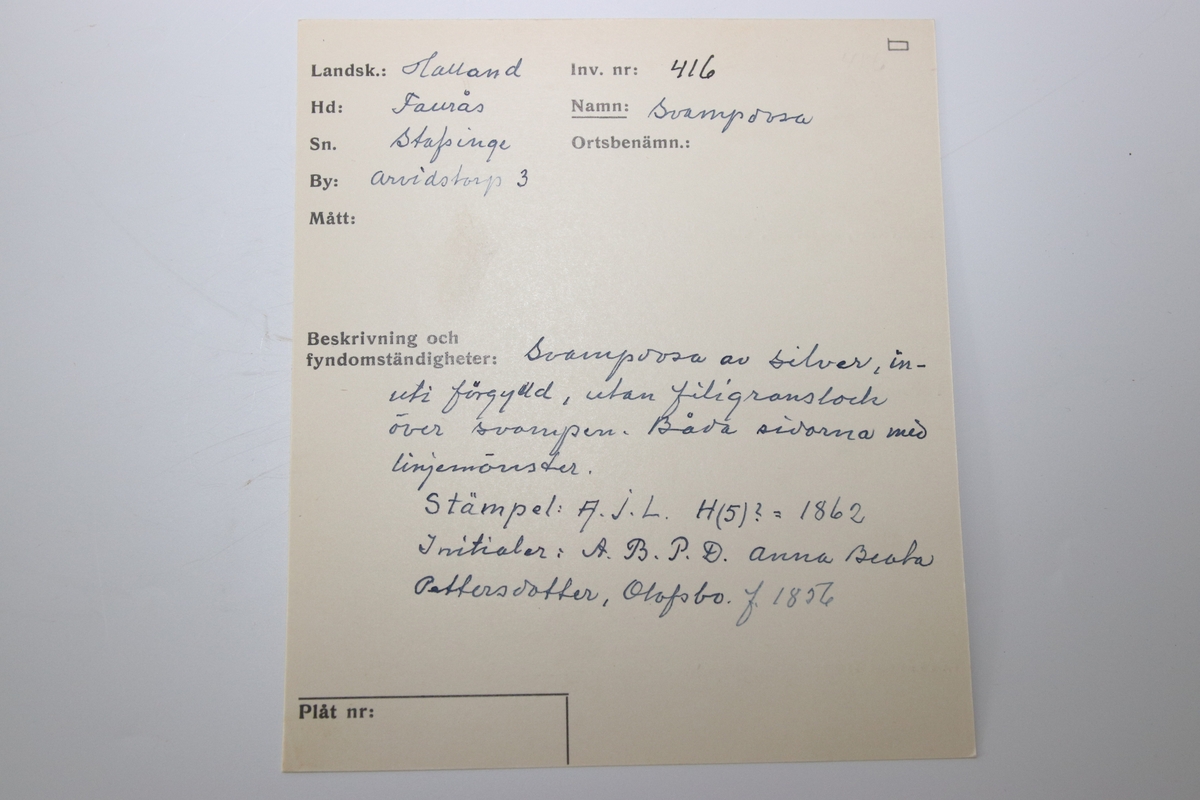 Svampdosa av silver, inuti förgylld, utan filigranslock över svampen. Båda sidorna med linjemönster.