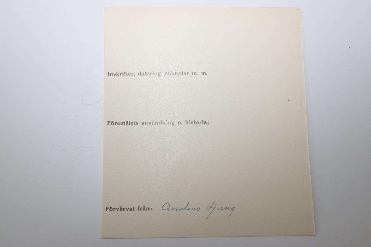 Svampdosa av silver, inuti förgylld, utan filigranslock över svampen. Båda sidorna med linjemönster.