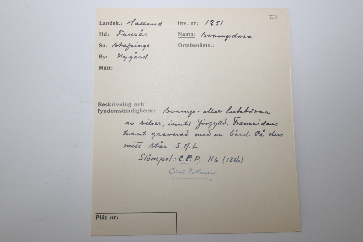 Svampdosa bestående av en silverboett (i två delar). Innehåller en svamp, fasthållen med en ”ram” i metall bestående av en cirkel i mitten av dosan och med ihoprullade, tunna metallbitar som sticker ut från cirkeln. Bokstäverna "J.A.L” är ingraverat på framsidan. Bårder är inristade på fram- och baksidan av boetten, i form av band som tvistas löst om varandra. De stämplar som finns på insidan av boetten är: H6 (år 1886) , GPP/CPP?, ett stiliserat J och en annan svårtydd stämpel.