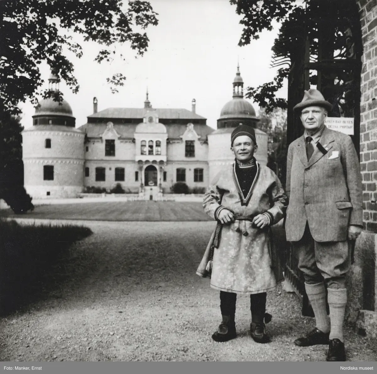 Mattias (Matto) Kuoljok och Eric von Rosen på godset Rockelstad i Södermanland.
