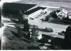 Flygfoto över Västerås, Hässlö 5:1. 
Hangar vid F1 Västerås Flygflottilj. Kontorsdel, 1960-talet ?