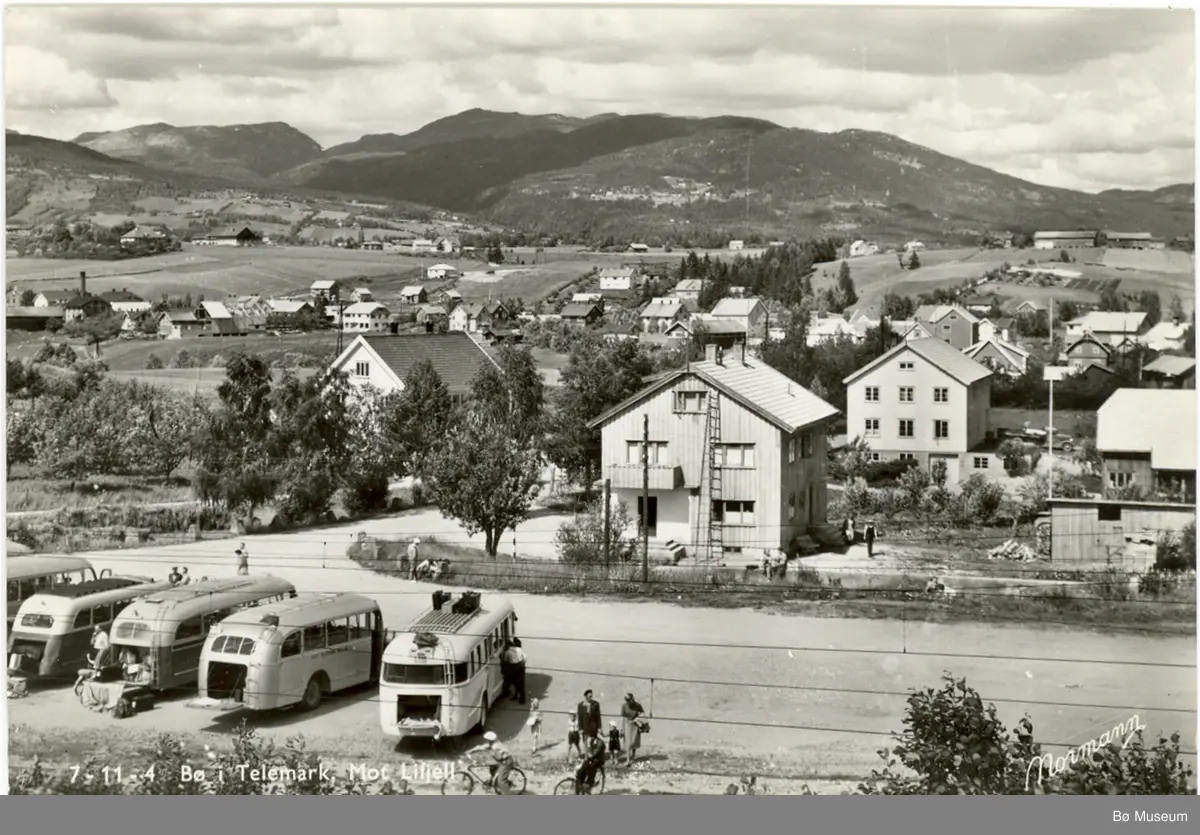 Rutebilar ved Bø stasjon