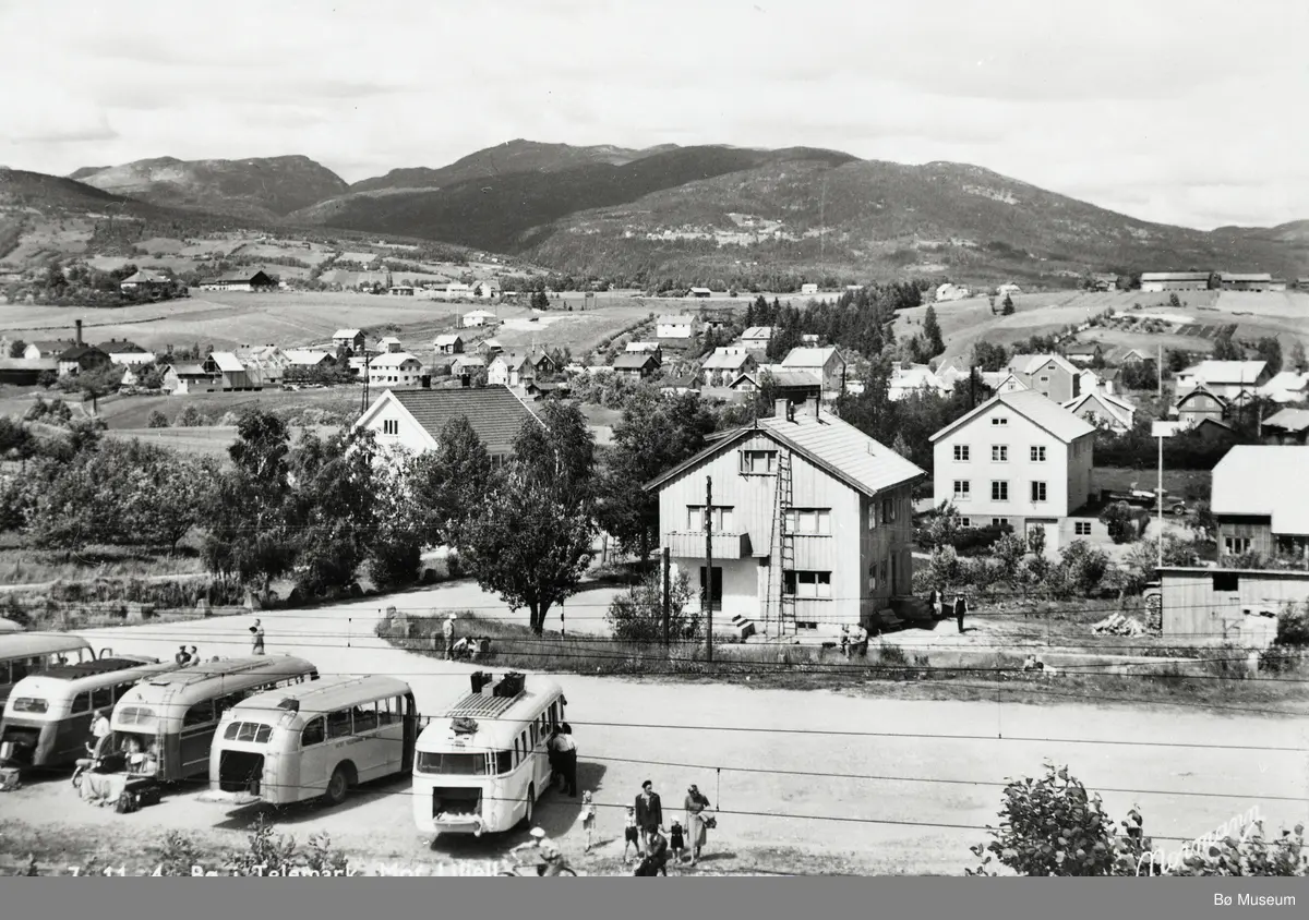 Rutebilar ved Bø stasjon
