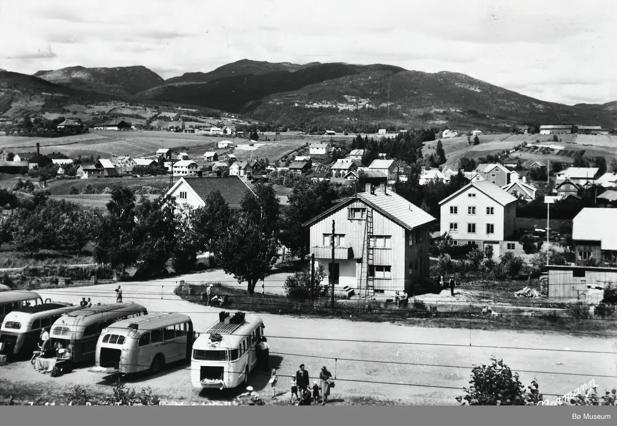 Rutebilar ved Bø stasjon