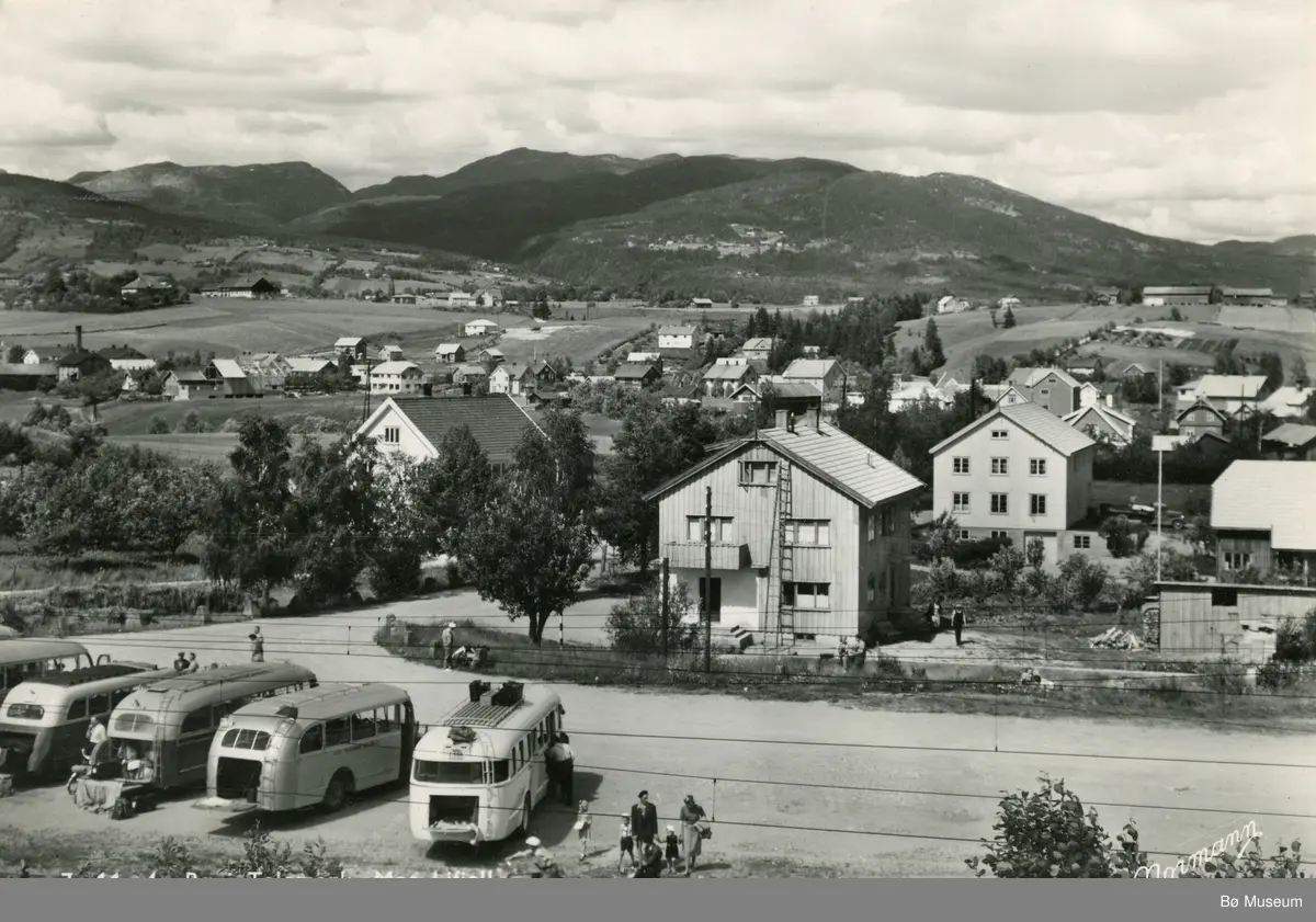 Rutebilar ved Bø stasjon