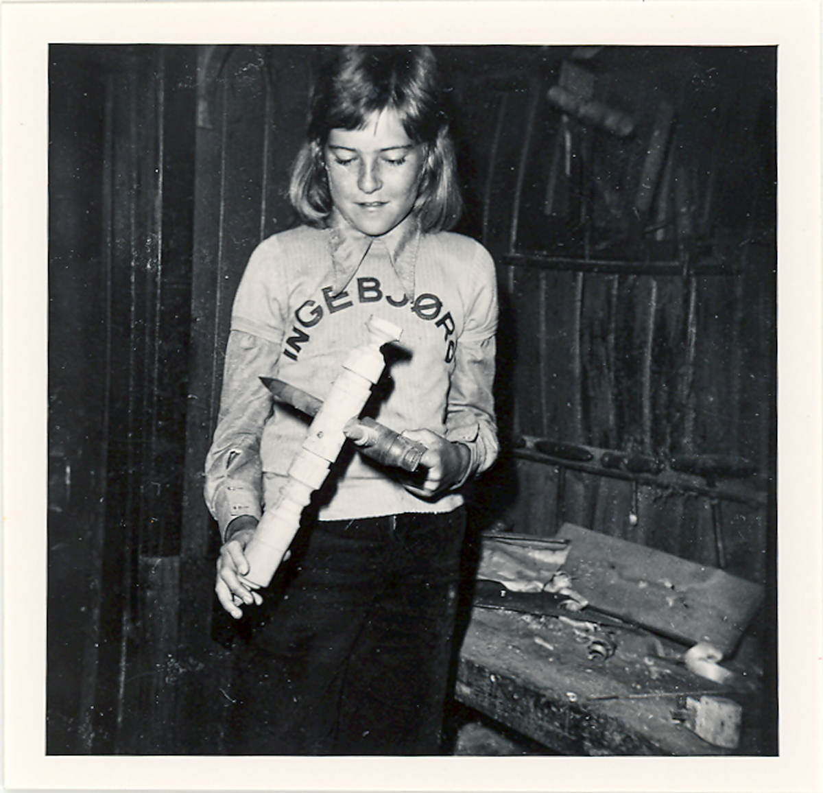 Ved eit hus i skogen.  Tatt i 1974.