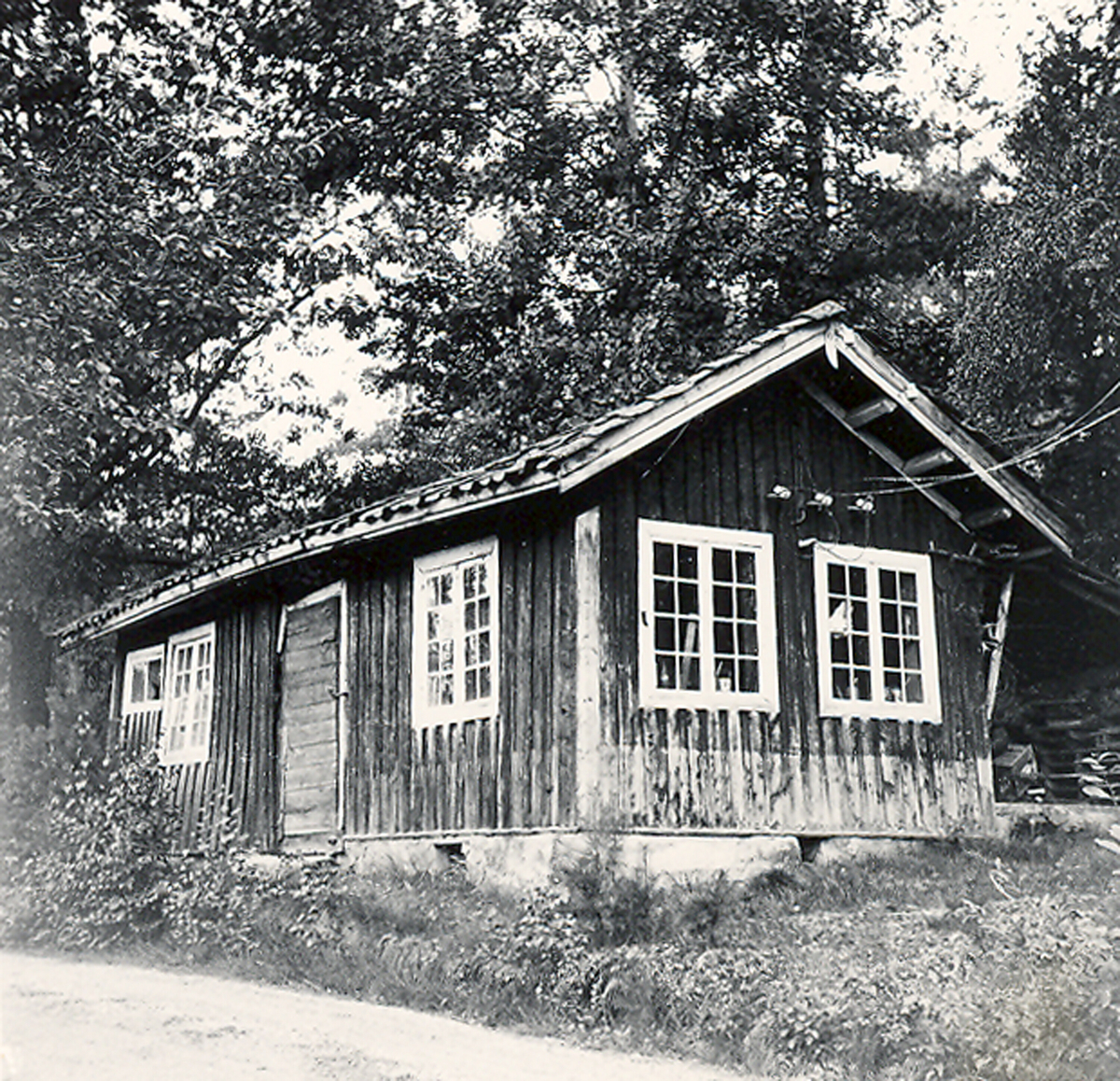 Ved eit hus i skogen.  Tatt i 1974.